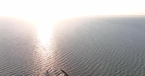 日の出時のパールファンマルケンの空中ビューオランダのマルケン島の海岸にある伝統的な歴史的ランドマーク記念碑灯台. — ストック動画