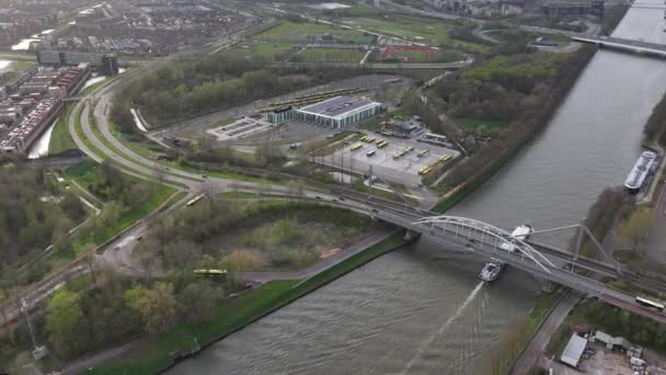 Utrecht, 8 de abril de 2022, Países Bajos. Estación de transporte de pasajeros del centro de almacenamiento y mantenimiento de la terminal de garaje de Utrecht. Vista aérea del dron. — Vídeo de stock