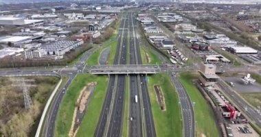 Utrecht, 3 Nisan 2022, Hollanda. A2 Karayolu Rind yolu viyadük altyapı trafik otoyolu kavşağı. Araçlar otoban üzerinde seyahat eder