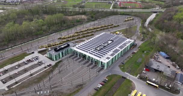 Utrecht, 8. dubna 2022, Nizozemsko. Utrecht autobusové a tramvajové garážové nádraží centrum skladování a údržba zařízení osobní dopravy stanice. Pohled na letecké drony.Udržitelná doprava. — Stock video