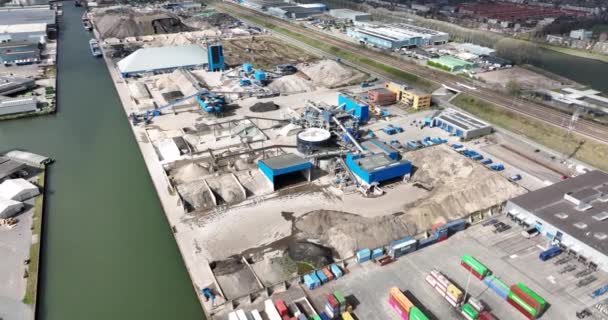 Utrecht, 3 kwietnia 2022, Holandia. Budownictwo zrównoważone materiały budowlane obiekty masowe betonowe granulaty cementowe. Widok z lotu ptaka. Silosy roślin przenośnikowych — Wideo stockowe