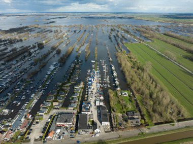 Loosdrechtse plassen limanı su yolu kanalları ve Vinkeveen Utrecht yakınlarında ekili hendek doğası. Göl ve su alanları küçük adalar ve yapılandırılmış doğa. Tipik Hollanda turistik manzarası..