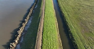 Hollanda 'nın Marken kentindeki tarihi balıkçı köyünün tipik Hollandalı turistik cazibesi. Amsterdam yakınlarındaki Avrupa ve Waterland 'daki Volendam. Hollanda.