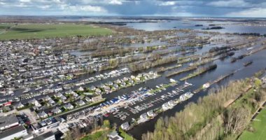 Loosdrechtse plassen limanı su yolu kanalları ve Vinkeveen Utrecht yakınlarında ekili hendek doğası. Göl ve su alanları küçük adalar ve yapılandırılmış doğa. Tipik Hollanda turistik manzarası..