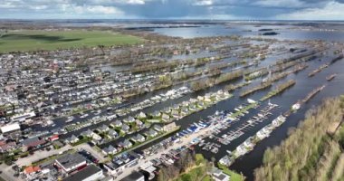 Loosdrechtse plassen limanı su yolu kanalları ve Vinkeveen Utrecht yakınlarında ekili hendek doğası. Göl ve su alanları küçük adalar ve yapılandırılmış doğa. Tipik Hollanda turistik manzarası..