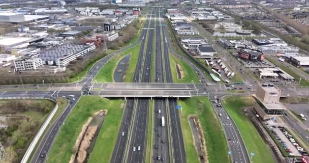 Utrecht, 3 de abril de 2022, Países Bajos. A2 Highway Rind carretera viaducto holandés infraestructura tráfico carretera intersección. Vehículos viajan por autopista — Vídeo de stock