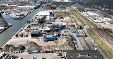 Utrecht, 3 Nisan 2022, Hollanda. Sürdürülebilir inşaat malzemeleri tesisi beton granül malzemeleri. Hava aracı görüntüsü. Taşıyıcı tesis siloları