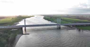 Tacitusbrug bij Ewijk modern asma köprüsü Nijmegen, Hollanda Avrupa yakınlarındaki Waal nehrinden geçiyor. Valburg ve Ewijk. Su yolu üzerinde trafik otoyolu. Hollanda.