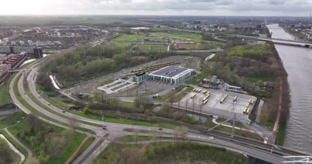 Utrecht, 8. dubna 2022, Nizozemsko. Utrecht autobusové a tramvajové garážové nádraží centrum skladování a údržba zařízení osobní dopravy stanice. Zobrazení leteckých dronů. — Stock video