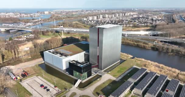 Amsterdam, 18 marca 2022, Holandia. Nowoczesny datacenter budynku danych Internet technologii centrum biznesu struktury wieży. Centrum hostingowe, telekomunikacyjne i sieciowe. — Wideo stockowe