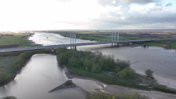 Tacitusbrug bij Ewijk pont suspendu moderne traversant la rivière Waal près de Nimègue, Pays-Bas Hollande Europe. Valburg et Ewijk. Autoroute de circulation sur la voie navigable. Pays Bas. — Video