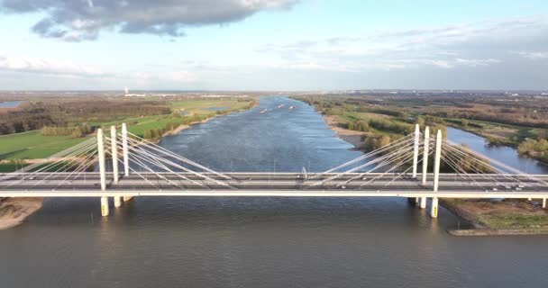 Tacitusbrug bij Ewijk Moderne Hängebrücke über den Fluss Waal in der Nähe von Nijmegen, Niederlande Holland Europa. Valburg und Ewijk. Verkehrsader über Wasserstraße. Holland. — Stockvideo