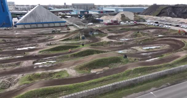 Course de motocross piste de terre. Parcours de course hors route pour l'activité moto loisirs et sports en plein air. Sports extrêmes mode de vie actif piste de course. — Video