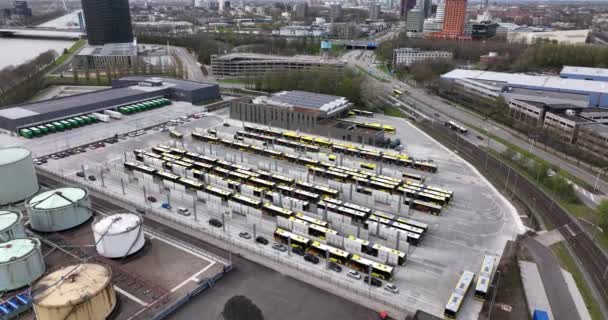 Utrecht, 8 de abril de 2022, Países Bajos. Estación de transporte de pasajeros del centro de almacenamiento y mantenimiento de la terminal de garaje de Utrecht. Vista aérea del dron. — Vídeo de stock