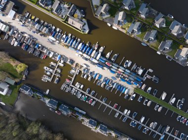 Loosdrechtse plassen limanı su yolu kanalları ve Vinkeveen Utrecht yakınlarındaki ekili hendek doğası. Göl ve su alanları küçük adalar ve yapılandırılmış doğa.