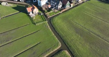 Hollanda 'nın Marken kentindeki tarihi balıkçı köyünün tipik Hollandalı turistik cazibesi. Amsterdam yakınlarındaki Avrupa ve Waterland 'daki Volendam. Hollanda.