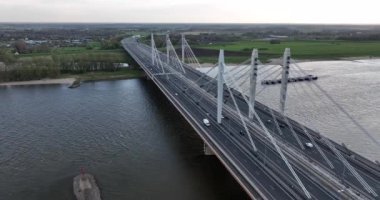 Tacitusbrug bij Ewijk modern asma köprüsü Nijmegen, Hollanda Avrupa yakınlarındaki Waal nehrinden geçiyor. Valburg ve Ewijk. Su yolu üzerinde trafik otoyolu. Hollanda.