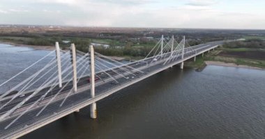 Tacitusbrug bij Ewijk modern asma köprüsü Nijmegen, Hollanda Avrupa yakınlarındaki Waal nehrinden geçiyor. Valburg ve Ewijk. Su yolu üzerinde trafik otoyolu. Hollanda.