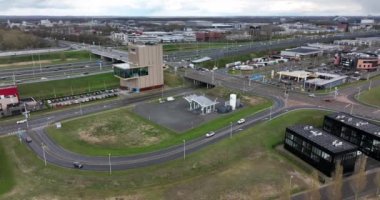 Utrecht, 3 Nisan 2022, Hollanda. Arabalar ve araçlar için LNG LPG benzin istasyonu. Yol enerji tüketimi modern teknoloji pompa tesisindeki yakıt istasyonu. biyolojik yakıt.