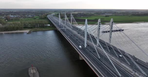 Tacitusbrug bij Ewijk современный подвесной мост через реку Ваал близ Неймегена, Голландия Голландия Европа. Вальбург и Эвейк. Шоссе над рекой. Голландия. — стоковое видео