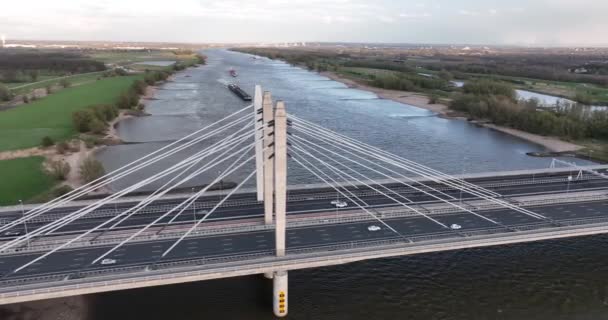 Tacitusbrug bij Ewijk现代吊桥横跨荷兰荷兰尼梅根附近的瓦尔河。Valburg和Ewijk水路上的交通高速公路。荷兰. — 图库视频影像