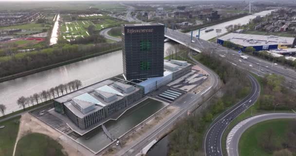 Utrecht, 8 kwietnia 2022, Holandia. Fasada budynku biurowego Rijkswaterstaat. Holenderski rząd dróg wodnych buduje nowoczesną architekturę zewnętrzną. Widok drona z powietrza. — Wideo stockowe