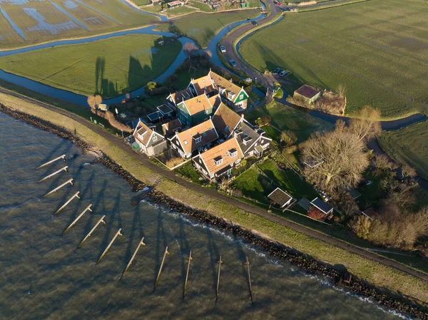 Atração turística típica holandesa antiga vila piscatória histórica pitoresca na pênisula de Marken, Holanda. Europa perto de Amsterdã e Volendam em Waterland. Países Baixos. — Fotografia de Stock