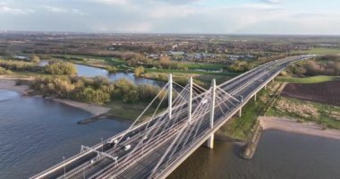 Tacitusbrug bij Ewijk modern asma köprüsü Nijmegen, Hollanda Avrupa yakınlarındaki Waal nehrinden geçiyor. Valburg ve Ewijk. Su yolu üzerinde trafik otoyolu. Hollanda.