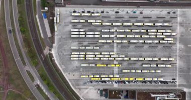Utrecht otobüs garaj terminali merkez depolama ve bakım tesisi yolcu taşıma istasyonu. Hava aracı görünümü.