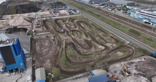 Motorcross závodní špína. Offroad závodní dráha pro motocyklové aktivity volného času a sportu venku. Extrémní sporty aktivní životní styl závodní dráha. — Stock video