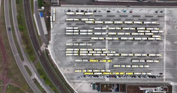 Estación de transporte de pasajeros del centro de almacenamiento y mantenimiento de la terminal de garaje de Utrecht. Vista aérea del dron. — Vídeos de Stock