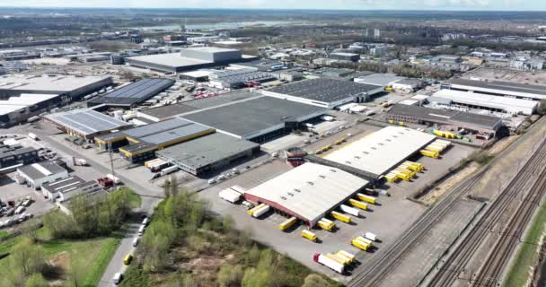 Utrecht, 3. dubna 2022, Nizozemsko. Dodávka a distribuce obalového skladu společnosti DHL s dodávkovými vozy a dodávkovými vozy. Zobrazení leteckých dronů — Stock video