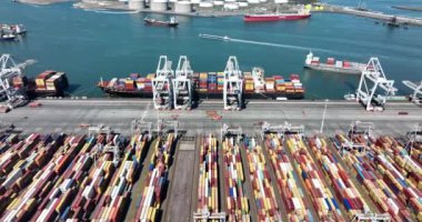 Rotterdam, 18 Nisan 2022, Hollanda 'da. Konteynır terminali lojistik gemisi ithalat ve ihracat limanı ticari insansız hava aracı görüntüsünü yükleyip boşaltıyor. nakliye işi