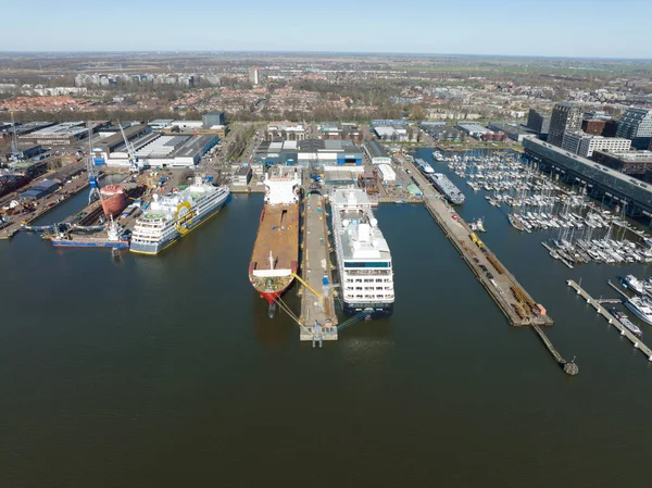 Amsterdam, 19. März 2022, Niederlande. Damen shiprepair nautische Dock Werft maritime Wartung Schiffbau Reparaturindustrie Hafen. Drohnenblick aus der Luft. — Stockfoto