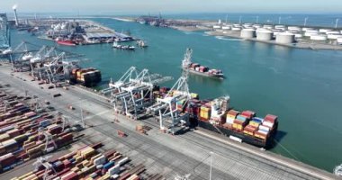 Rotterdam, 18 Nisan 2022, Hollanda 'da. Konteynır terminali lojistik gemisi ithalat ve ihracat limanı ticari insansız hava aracı görüntüsünü yükleyip boşaltıyor. nakliye işi