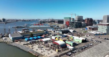 Amsterdam, 19 Mart 2022, Hollanda 'da. NDSM Rıhtımı modern sanayi tersanesi ve son moda yerleşim alanı. Amsterdam Noord Lj nehri ve su yolu boyunca.