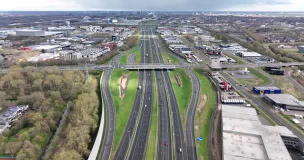 Utrecht, 3 april 2022, Nederländerna. A2 Highway Rind väg viadukt holländsk infrastruktur trafik motorväg korsning. Fordon färdas över motorvägen — Stockvideo