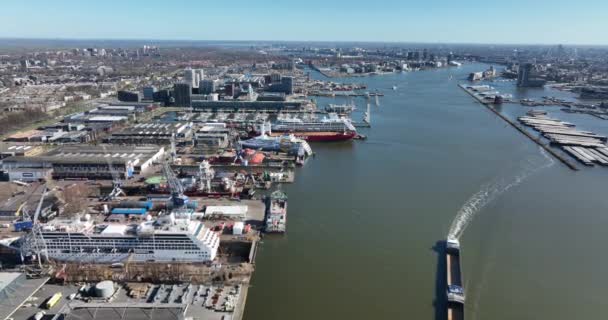 Amsterdam, 19. März 2022, Niederlande. Damen shiprepair nautische Dock Werft maritime Wartung Schiffbau Reparaturindustrie Hafen. Drohnenblick aus der Luft. — Stockvideo