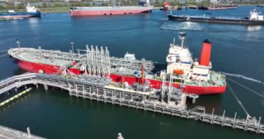 Rotterdam, 18 Nisan 2022, Hollanda 'da. Kimyasal petrol ürünleri tanker gemisi. Ada de Bioko. Rotterdam rıhtımında büyük sanayi tüccarı nakliye gemisi var..