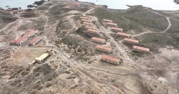 L'île canarienne de Tenerife a abandonné son petit village et ses bâtiments. Drone aérien. Bâtiment et ville négligée avec église. Le village abandonné de Tenerife. Ville fantôme. — Video