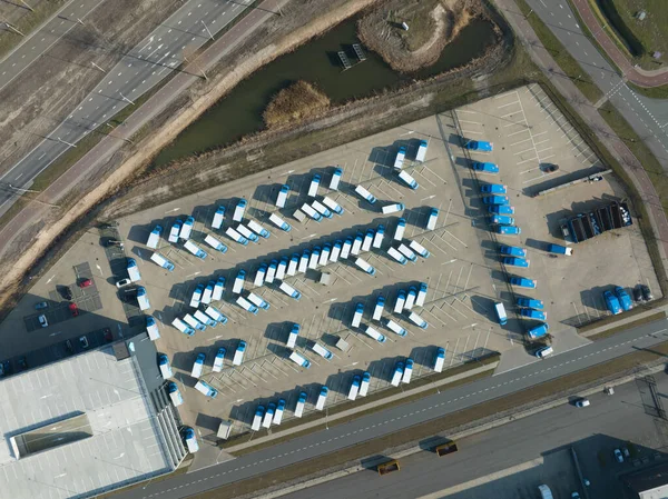 Logistikdepot für Lieferketten von oben nach unten. Luftaufnahme einer kommerziellen Lagerauslieferungsmaschine, die Waren verteilt. Amsterdam, Niederlande. — Stockfoto