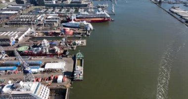 Amsterdam, 19 Mart 2022, Hollanda 'da. Damen tersanesi denizcilik tersanesi bakım bakım tersanesi onarım sektörü limanı. Hava aracı görünümü.