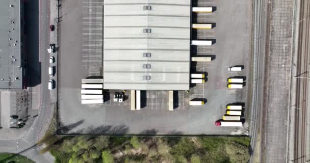 Utrecht, 3 april 2022, Nederländerna. DHL leverans- och distributionslager med leveransvagnar och skåpbilar. Flygdrönare vy — Stockvideo