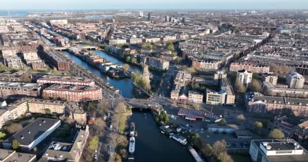 Amsterdam, 26. března 2022, Nizozemsko. Pohled na město Amsterdamu na tradiční dominantu větrného mlýna de Gooyer u Funenkade a Brouwerij t ij — Stock video