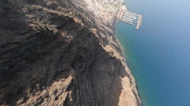 Los Gigantes FPV drone cliff mergulho e visão geral. Ação pesada esportes adrenalina ação. Montanhas costeiras nas ilhas Canaray. natureza rochosa e atração turística. — Vídeo de Stock