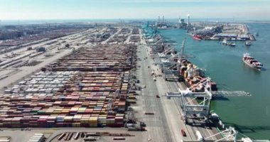 Rotterdam, 18 Nisan 2022, Hollanda 'da. Konteynır terminali lojistik gemisi ithalat ve ihracat limanı ticari insansız hava aracı görüntüsünü yükleyip boşaltıyor. nakliye işi