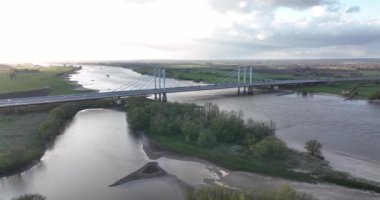 Tacitusbrug bij Ewijk modern asma köprüsü Nijmegen, Hollanda Avrupa yakınlarındaki Waal nehrinden geçiyor. Valburg ve Ewijk. Su yolu üzerinde trafik otoyolu. Hollanda.