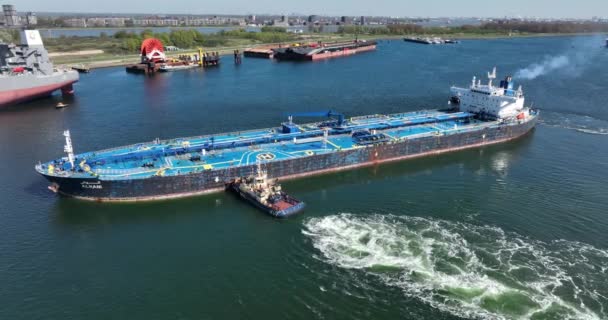 Rotterdam, 18 april 2022, Nederländerna. Oljetankfartyget Alhani dockas i hamnen av ett bogserfartyg. Flygdrönare vy — Stockvideo