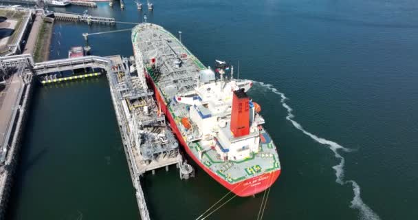 Rotterdam, 18. dubna 2022, Nizozemsko. Cisternová loď s chemickými ropnými produkty. ISLA DE BIOKO. Těžká velká průmyslová obchodní nákladní loď v doku v Rotterdamu. — Stock video