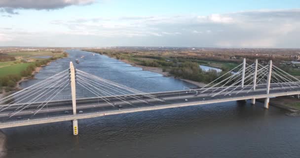 Tacitusbrug bij Ewijk Moderne Hängebrücke über den Fluss Waal in der Nähe von Nijmegen, Niederlande Holland Europa. Valburg und Ewijk. Verkehrsader über Wasserstraße. Holland. — Stockvideo